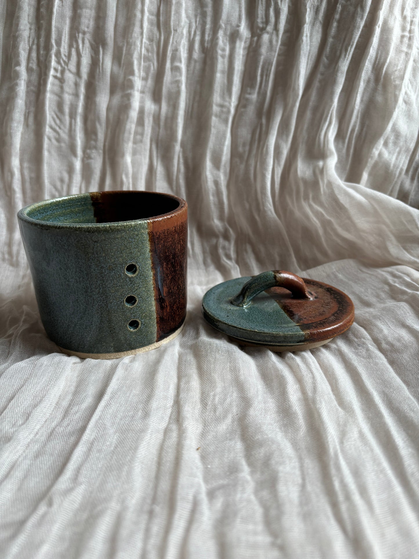 Earth Garlic Pot