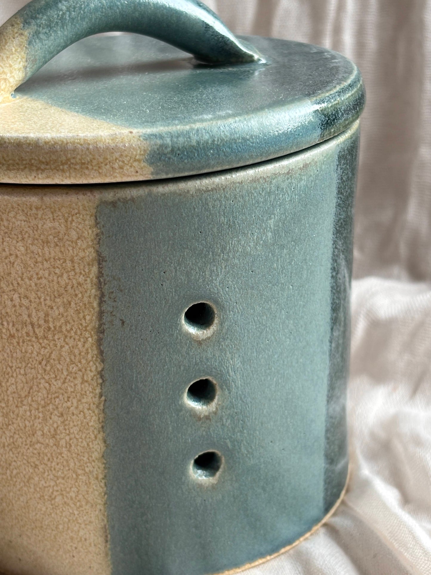 Mountains Garlic Pot